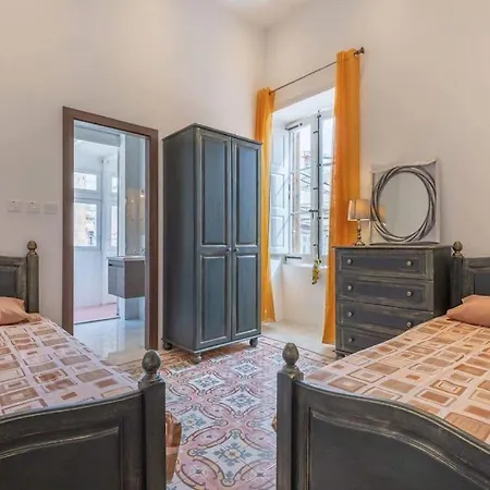 Spacious 4-bedrooms Townhouse In Tas-sliema *