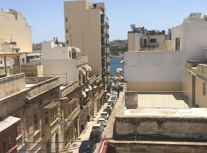 Spacious 4-bedrooms Townhouse In Tas-sliema